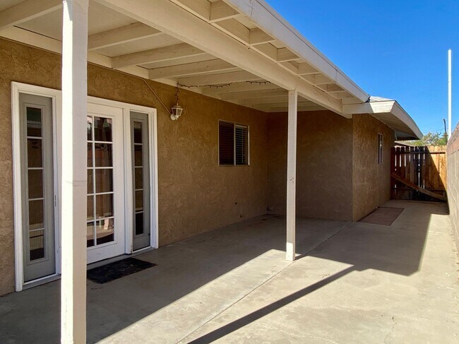 Building Photo - AVAILABLE NOW!!