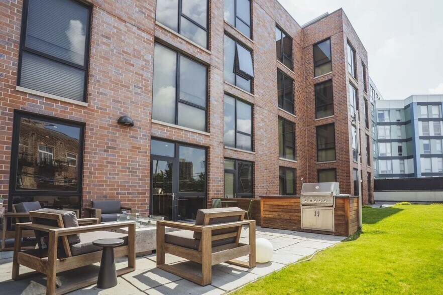 Building Photo - 830 N Milwaukee Ave