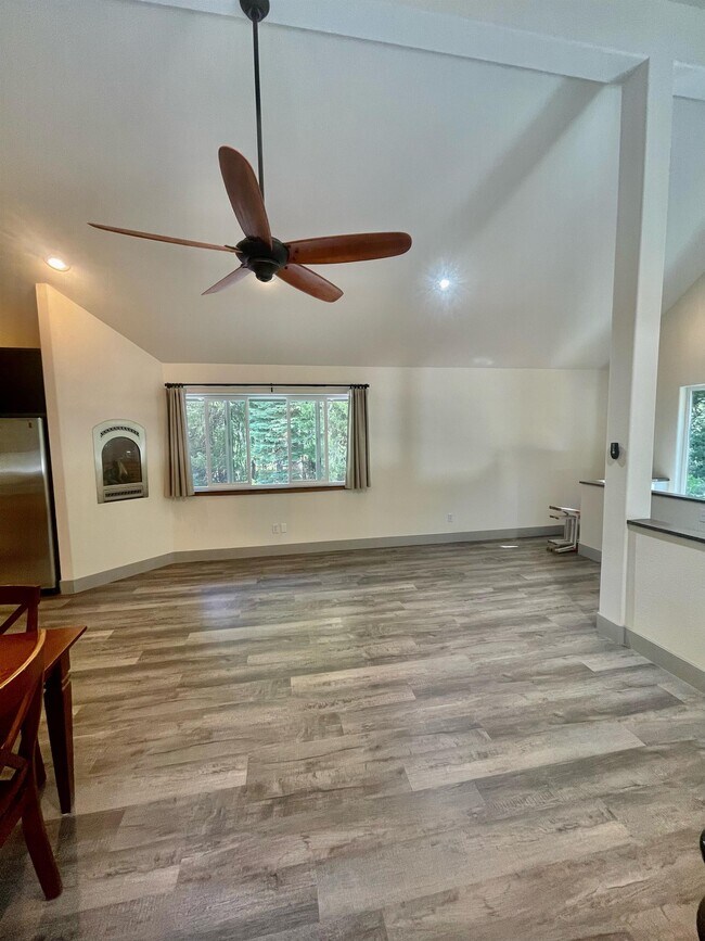 Building Photo - 10375 Laurentian Way