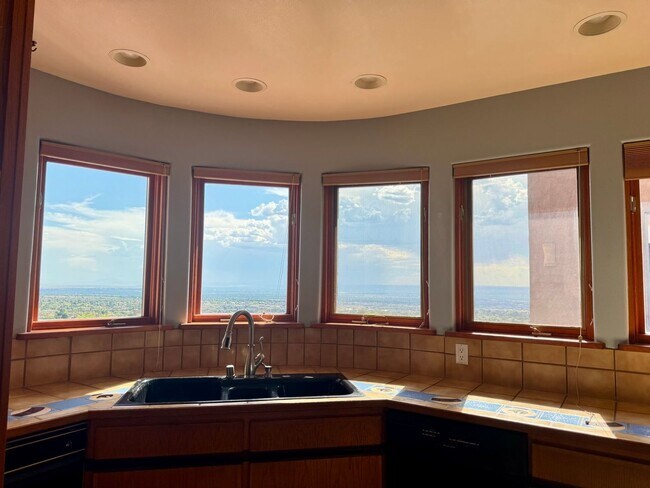 Building Photo - Sandia Heights Gem