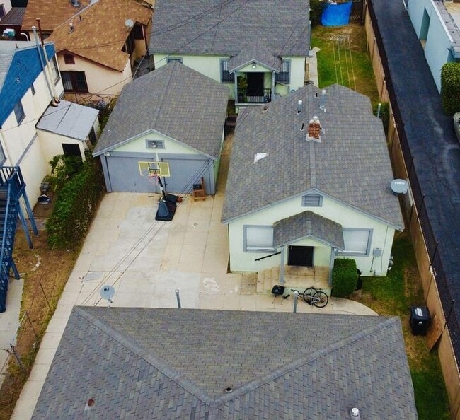 Building Photo - 1045 W Vernon Ave