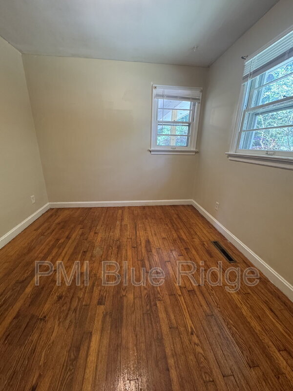 Building Photo - 707 Rhodes Park Dr