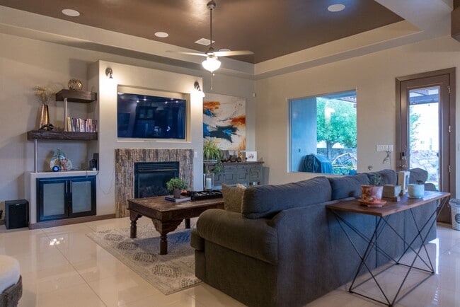 Building Photo - Stunning 4 bedroom, 2,5 bath home in West ...