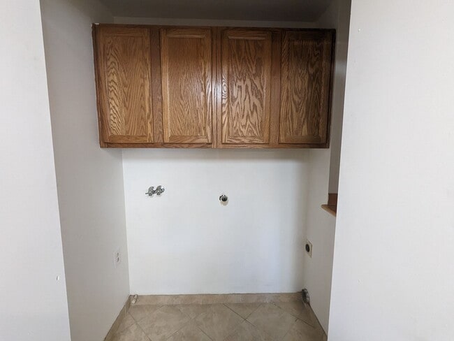 Building Photo - 2x2 duplex with a fenced yard, single-car ...