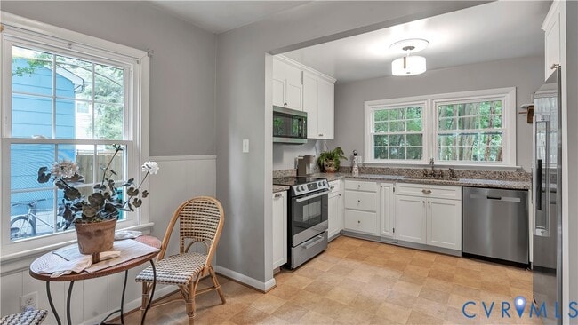 Building Photo - 6100 Hampstead Ave