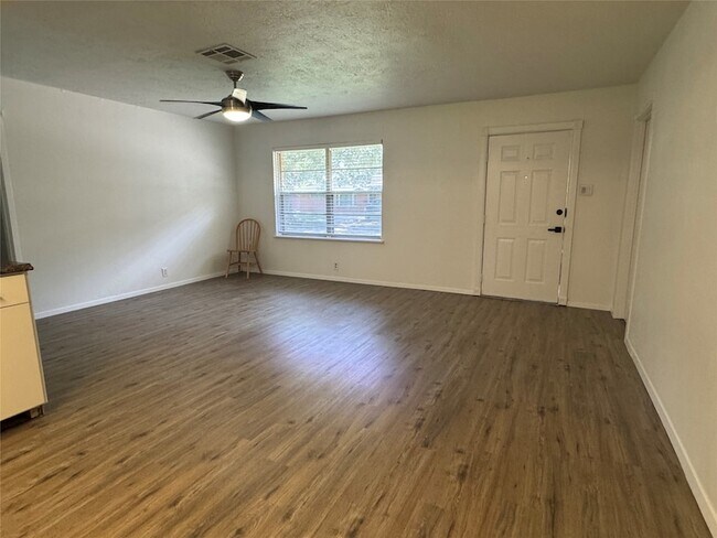 Building Photo - 935 Creager St