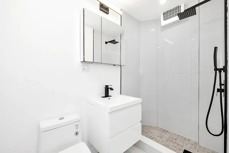 Building Photo - 127 E 7th St