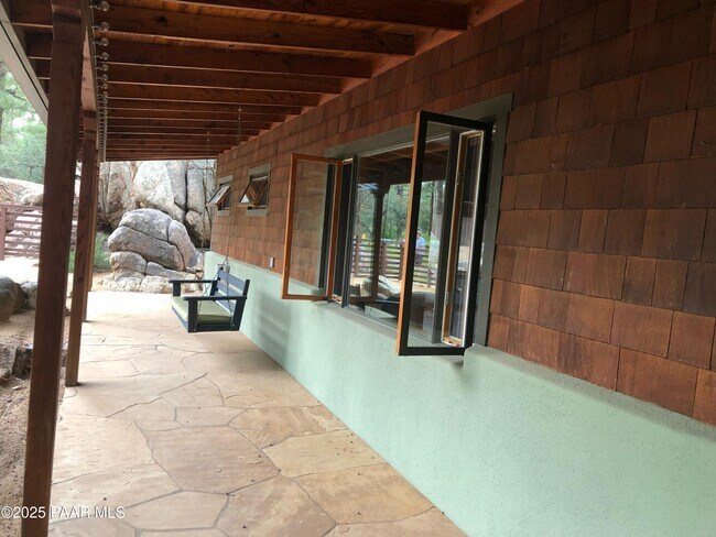 Building Photo - 809 Lazy Ln