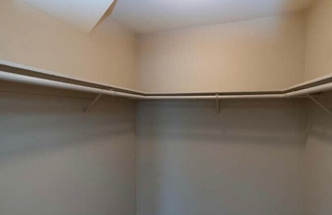 Building Photo - Pristine and Spacious 2-Bedroom in Escondido!