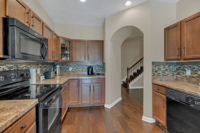 Building Photo - 6224 Suzy Dr