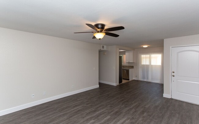 Building Photo - Downstairs End Unit 2 Bedroom Condo in Oceanside!