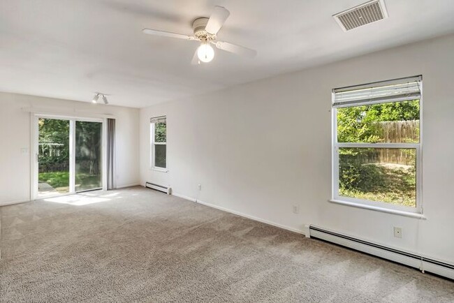 Building Photo - 3 bedroom home with fenced yard and garage...