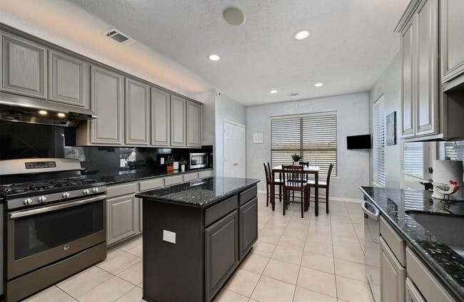 Building Photo - 814 N Elder Grove Dr