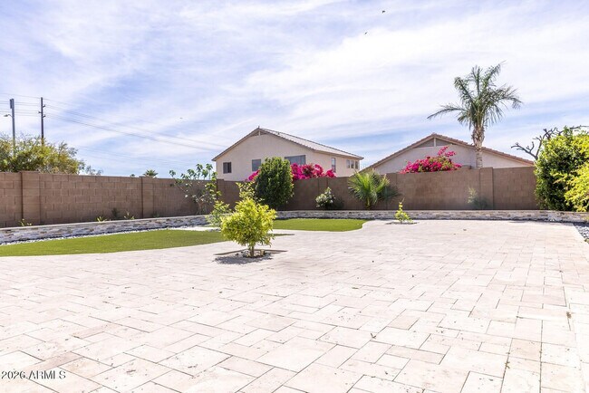 Building Photo - 9115 W Glenrosa Ave