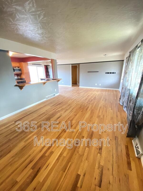 Building Photo - 301 Olive Ln