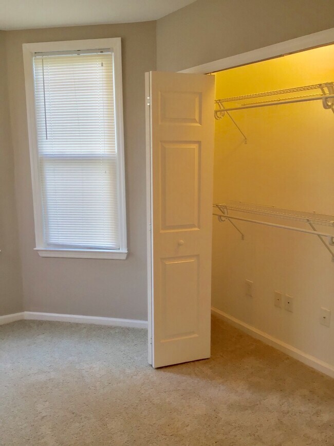 Building Photo - Upgraded 2 Bed/2 Bath plus Den HOME 1100 sq ft. Unit...A Must See!!!