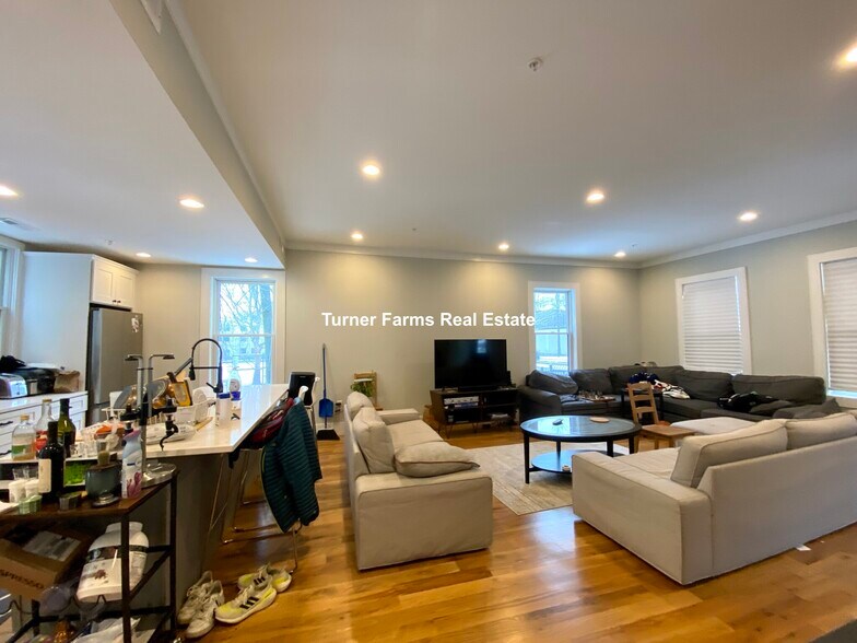 Building Photo - 199 Boylston St