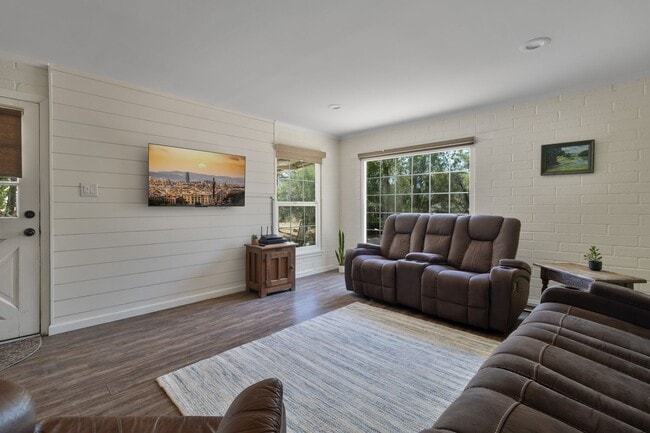 Building Photo - Quiet Desert Home