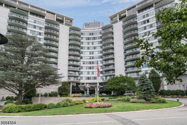 Building Photo - 1 Claridge Dr