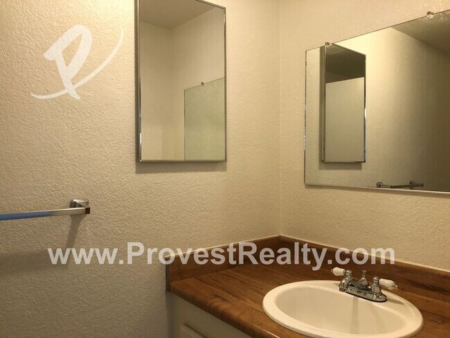 Building Photo - Cute 2 Bedroom 1.5 Bath Home in Victorvill...