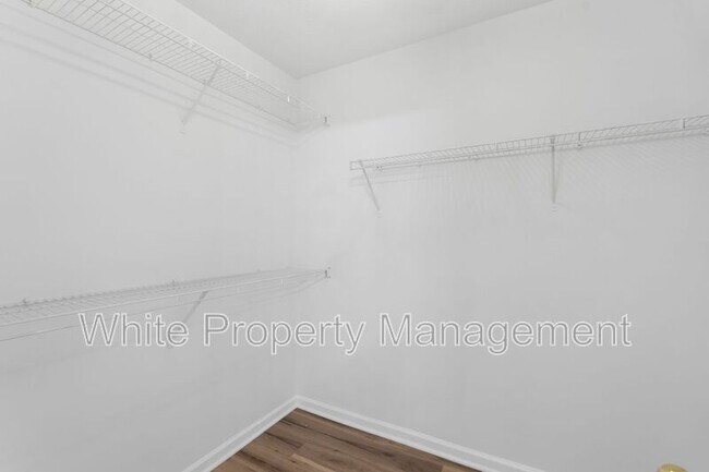 Building Photo - 12427 Oakton Hunt Dr