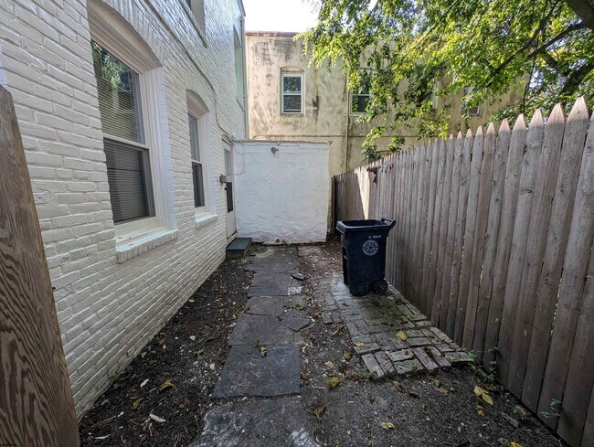 Building Photo - 904 Westcoat Pl