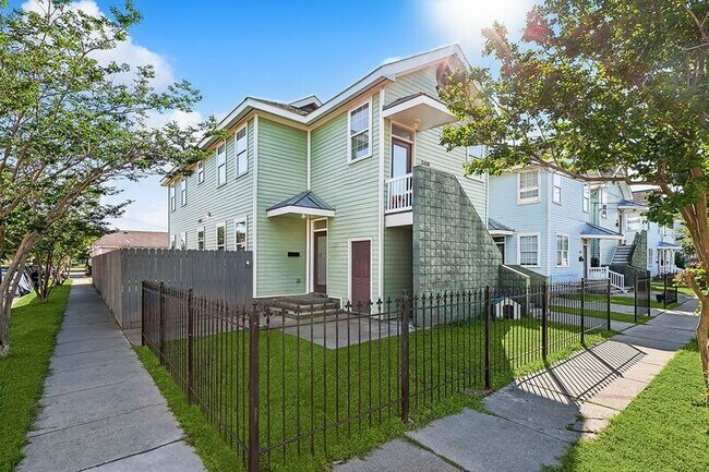 Primary Photo - 2437 Conti St