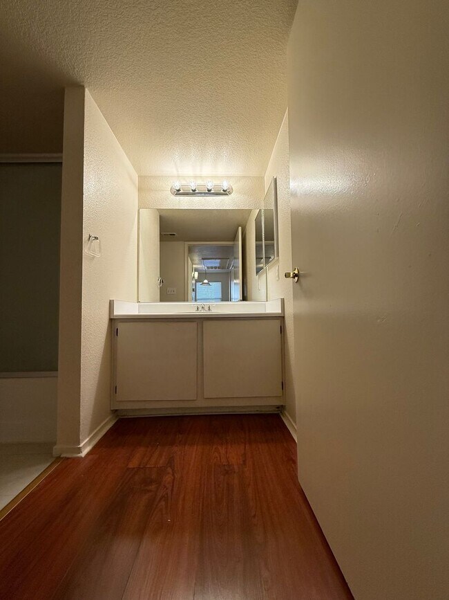 Building Photo - TWO BEDROOM TWO BATH GROUND FLOOR CORNER C...