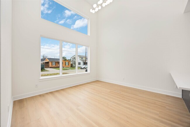 Building Photo - 422 E 41st St