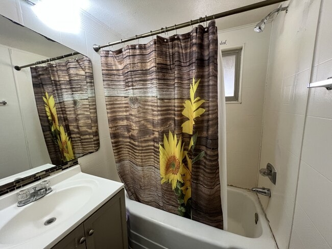 Building Photo - 102 Ivy Ln