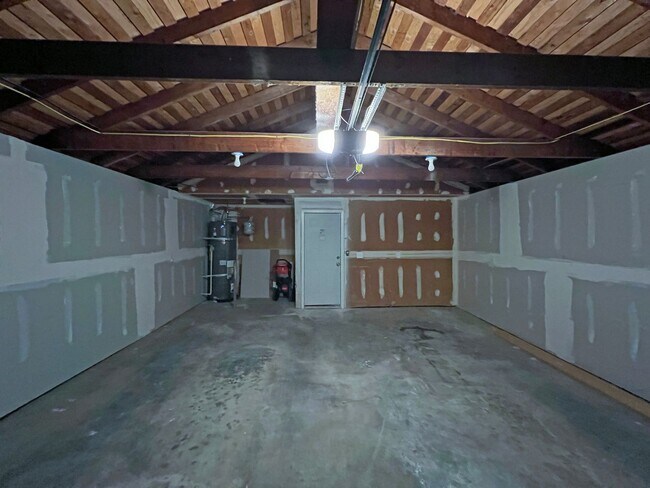 Building Photo - 105 Cedar Crest Ln