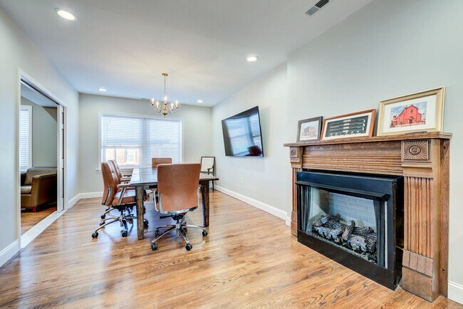 Building Photo - CONDO ON THE HILL 3 BED 1 BATH - Hardwood ...