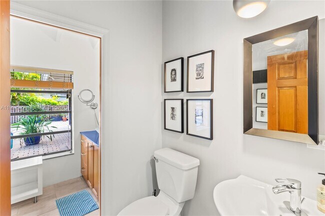 Building Photo - 2132 Middle River Dr