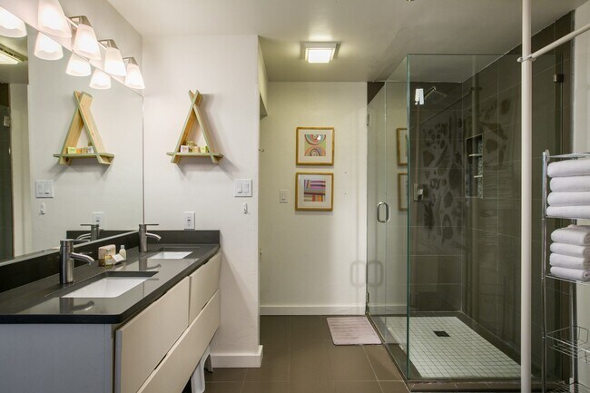 Building Photo - 610 Carlisle Blvd SE