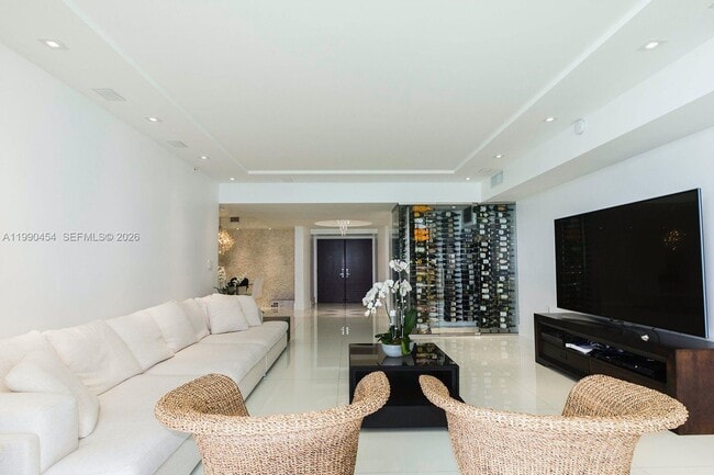 Building Photo - 16275 Collins Ave