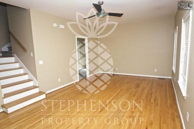 Building Photo - college students welcome