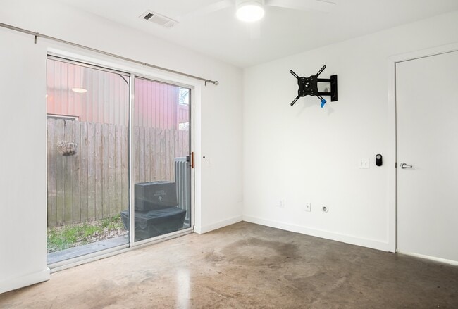 Building Photo - 2936 Commerce St