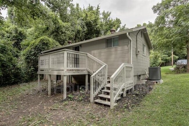 Building Photo - 1102 S Crisp Ave