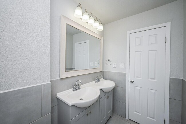 Building Photo - 1518 East Ave