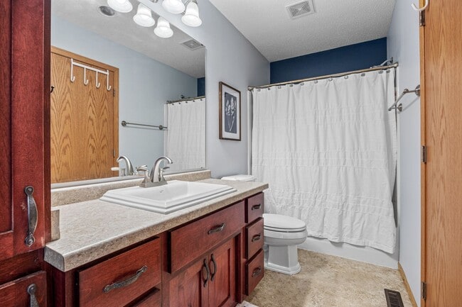 Building Photo - Spacious & Stylish 4-Bedroom Home in West ...