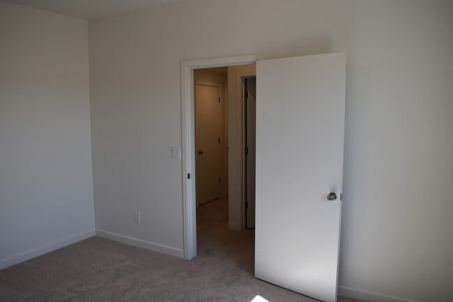 Building Photo - 855 Sophie Ct