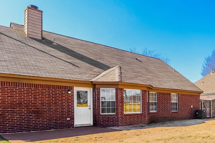 Building Photo - 35 Center Oak Dr