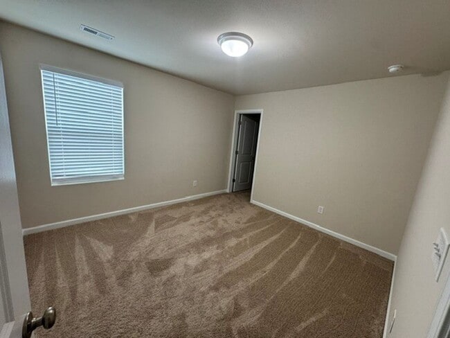 Building Photo - ***** READY TO MOVE IN *****