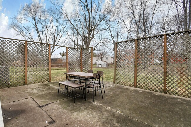 Building Photo - 6590 Bennell Dr