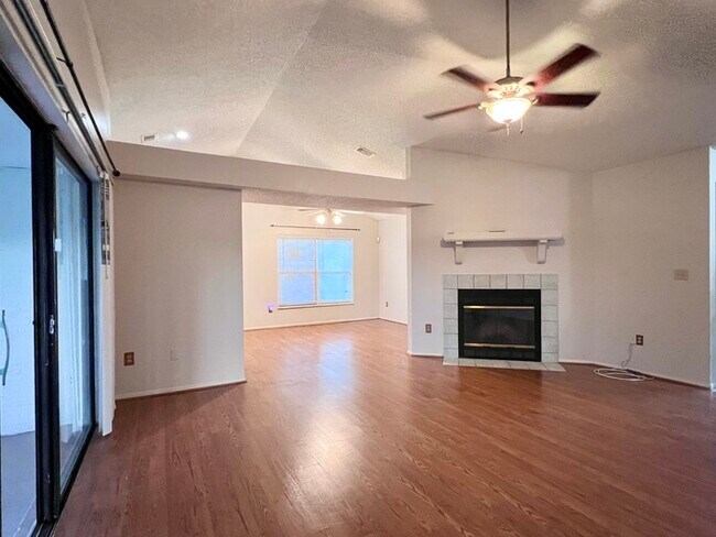 Building Photo - Spacious 3 bedroom 2 bath 2 car garage hom...