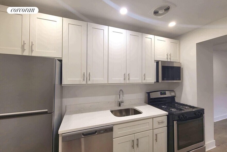 Building Photo - 45 W 81st St