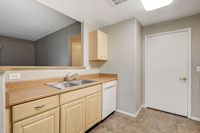 Building Photo - Beautiful downstairs 3 bdrm 2 Bath Condo w...