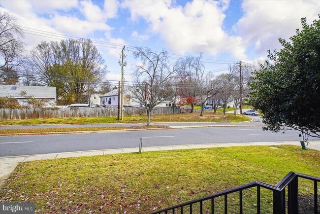 Building Photo - 102 W Deer Park Rd