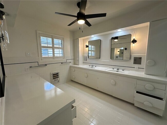 Building Photo - 301 Bermuda Pl