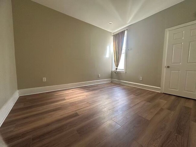 Building Photo - 1828 W Diamond St